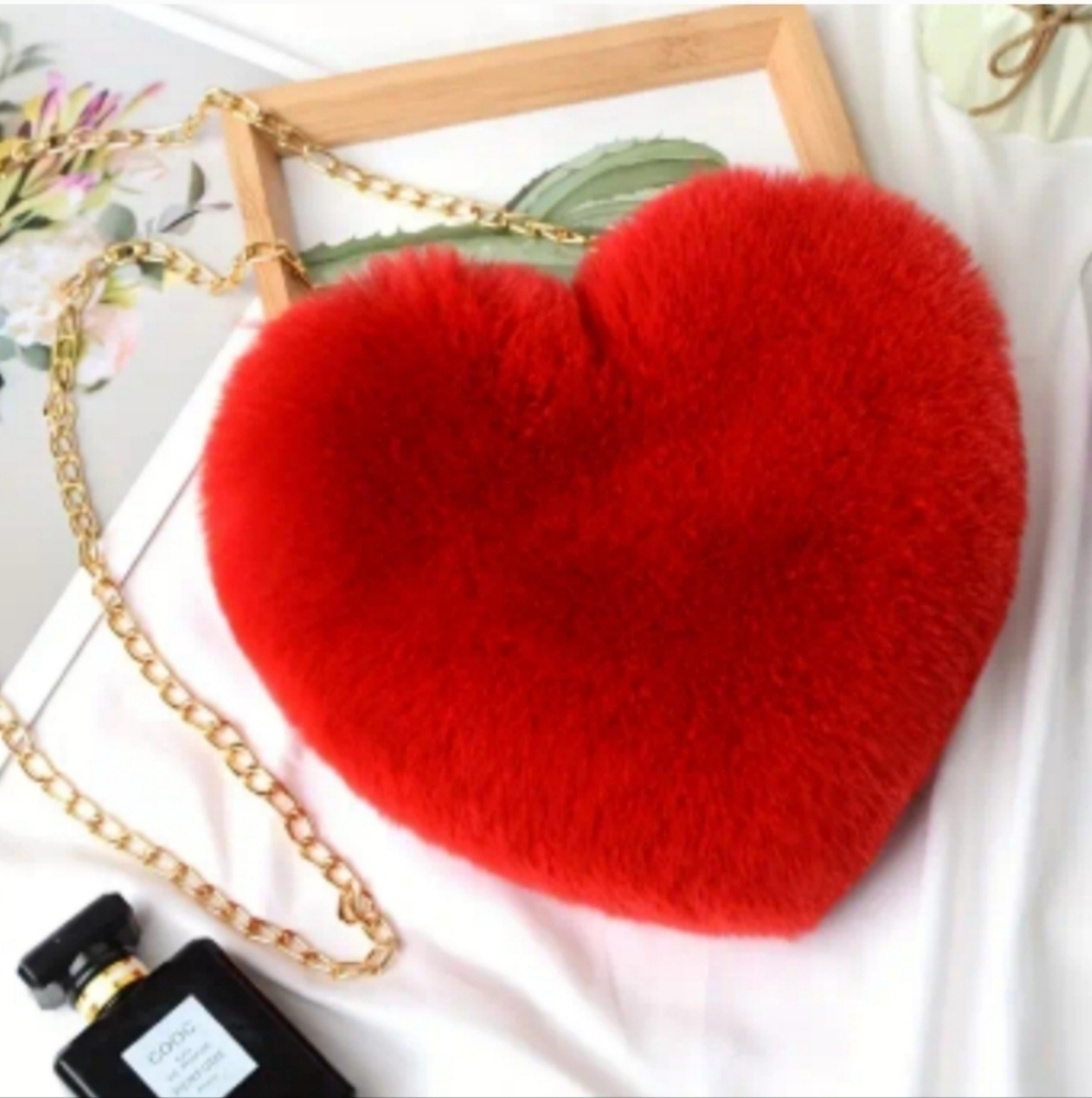 Red Heart Gold Chain Furry Shoulder Bag - Picture 4 of 4